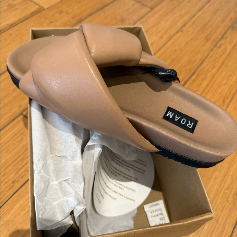 ROAM Foldy Puffy Women' Tan Slide Sandals. No longer available in stores. Sold - Picture 2 of 5